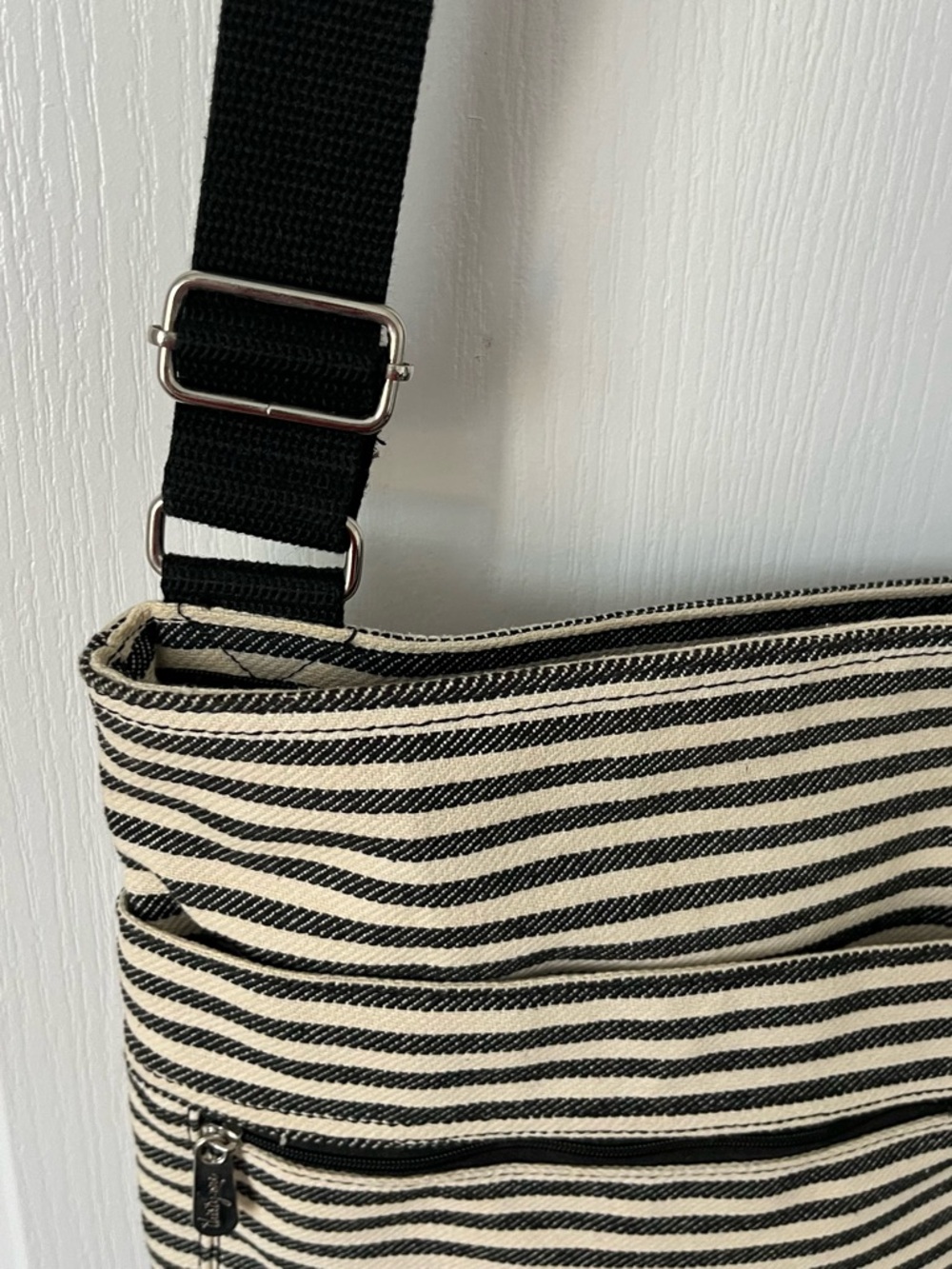 THIRTY-ONE Striped Crossbody Bag Black White Adjustable Strap EUC - Picture 5 of 10